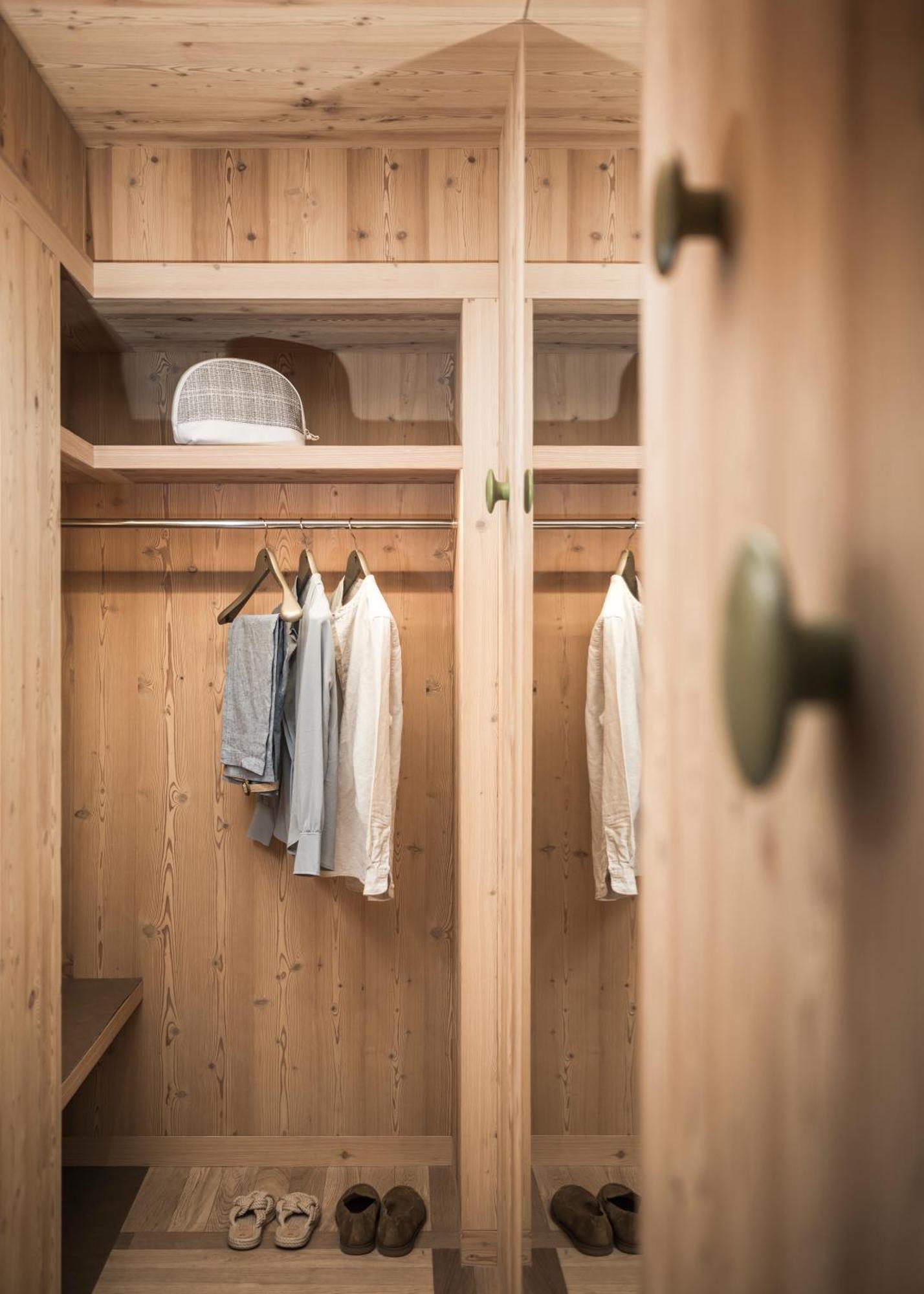 Falkensteiner Hotel Kronplatz - The Leading Hotels Of The World (Adults Only) Riscone Bilik gambar A wardrobe