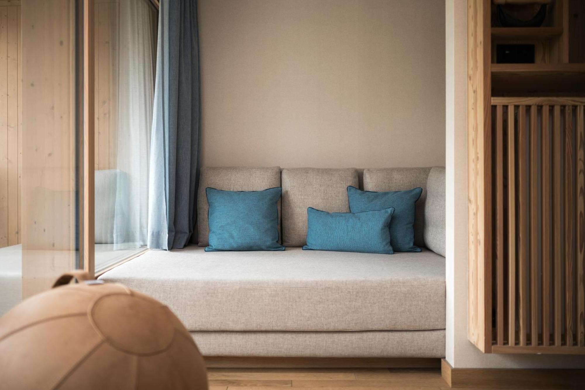 Falkensteiner Hotel Kronplatz - The Leading Hotels Of The World (Adults Only) Riscone Bilik gambar A sofa bed