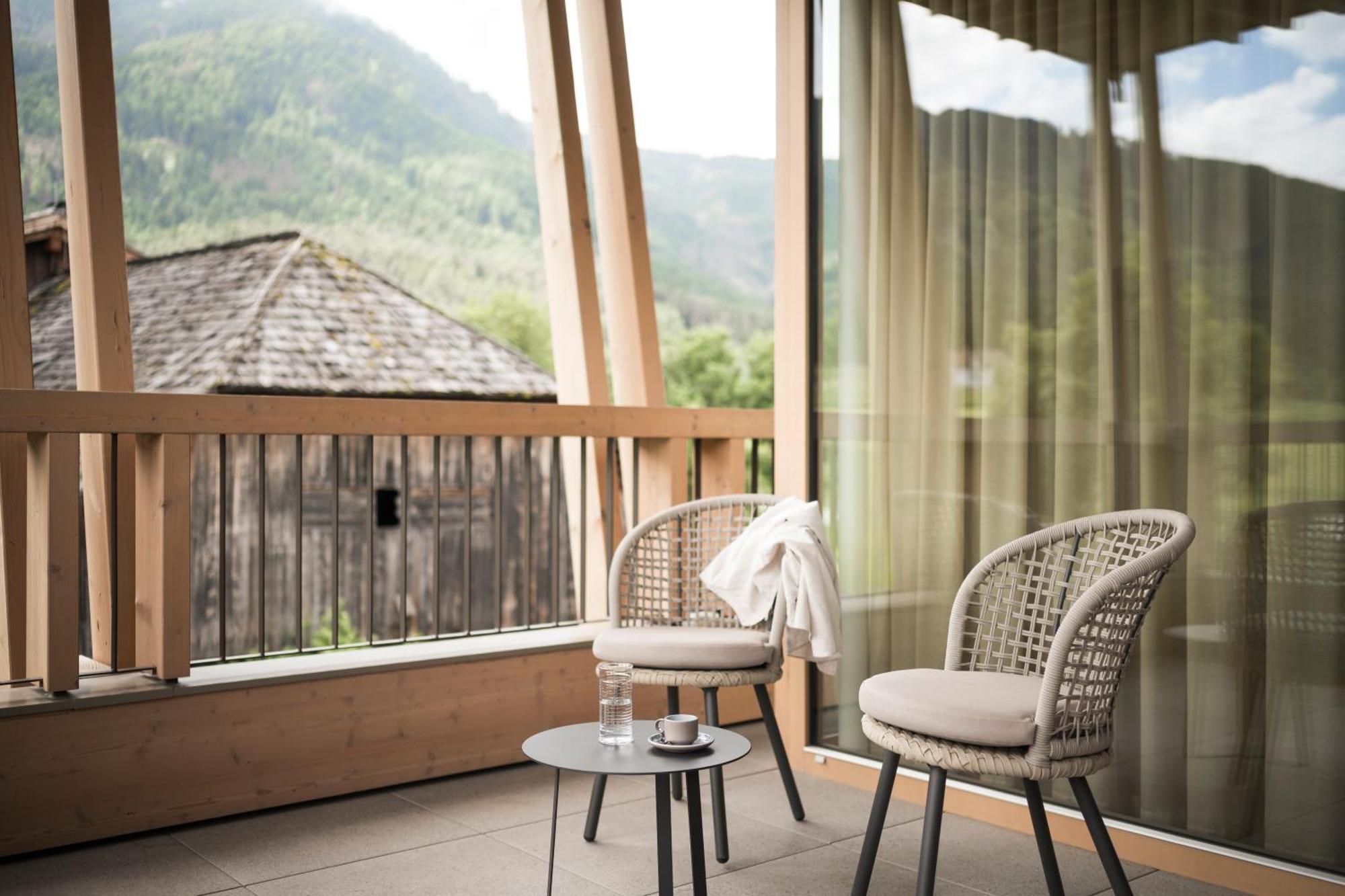 Falkensteiner Hotel Kronplatz - The Leading Hotels Of The World (Adults Only) Riscone Bilik gambar A balcony at the Hotel