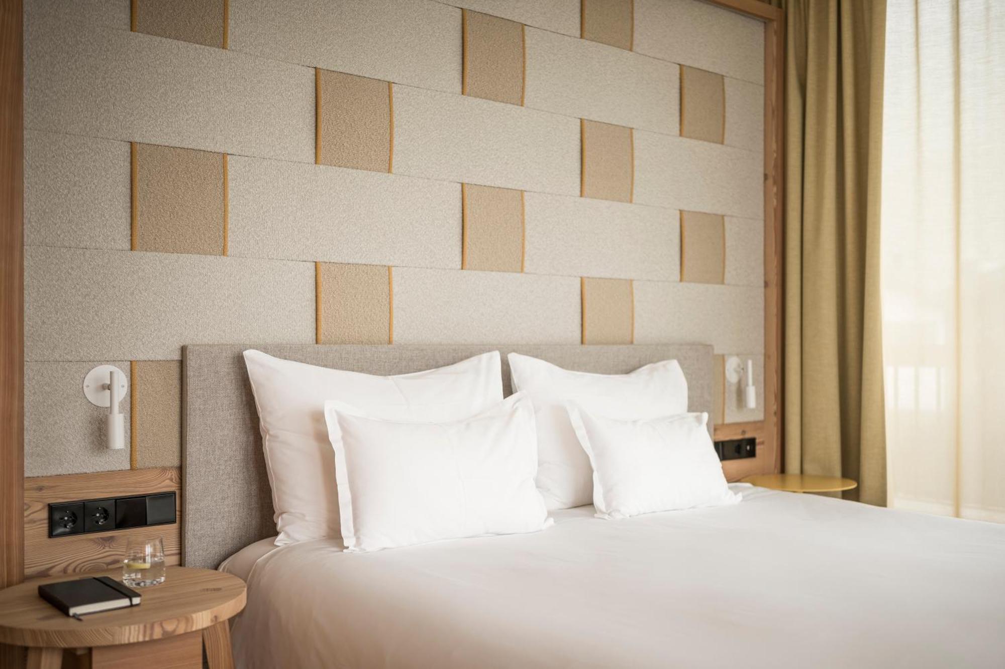 Falkensteiner Hotel Kronplatz - The Leading Hotels Of The World (Adults Only) Riscone Luaran gambar A bedroom at the hotel